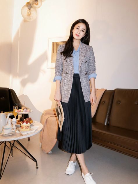 Smart Casual Women Skirt, Leather A Line Skirt, Kim Tae Hee, Smart Casual Dress, Long Skirt Fashion, Fashion Top Outfits, Office Outfits Women, Business Casual Outfits For Work, Woman Suit Fashion