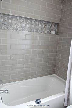 Makeover Kamar Mandi, Subway Tile Showers, Bad Inspiration, Interior Minimalista, Tub Tile, Shower Niche, Bathroom Tub, Bathroom Shower Tile, Shower Surround