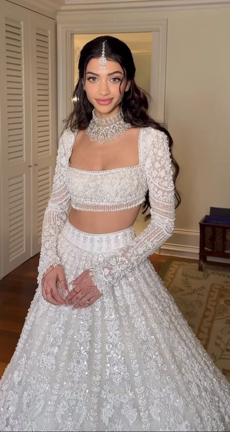 Pearl Lengha Indian Bridal, White Wedding Indian Dress, White Bridal Reception Lengha, Birthday Lenghas, Desi Reception Bridal Outfit, Off White Lehnga Outfit, White Lehnga Designs Indian Weddings, Shadi Lehenga Designs, Outfit Ideas For Engagement Indian