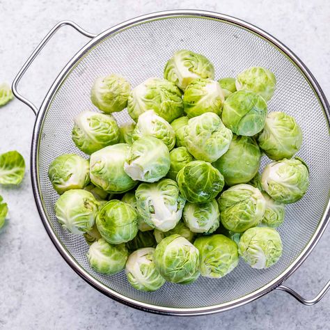 Oven Roasted Crispy Brussels Sprouts + Apples Types Of Cabbage, Clean Food Crush, Green Vegetables, Oven Roast, Weeknight Dinner, Brussel Sprouts, Sprouts, Tray Bakes, Meal Prep