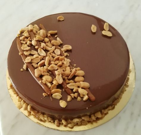 Snickers vale WiTh MiRrOr glaze home Ma de Snicker Cake Decoration, Snickers Cake Decoration, Snicker Cake, Snickers Torte, Snickers Cake, Pastry Ideas, Mirror Glaze, Food Dessert, Pastry Cake