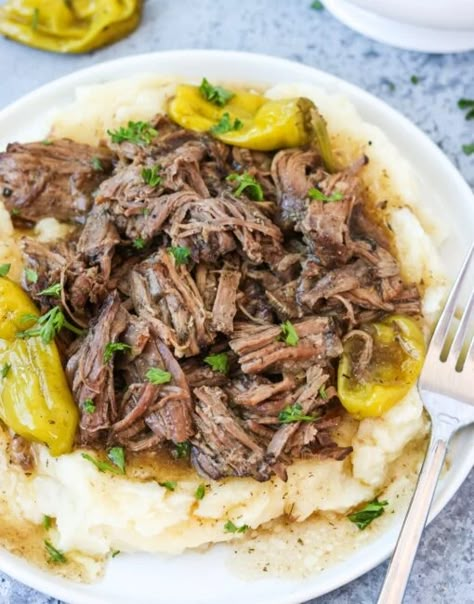 Homemade Au Jus, Beef Gravy Recipe, Delicious Pot Roast, Mississippi Roast Recipe, Beef Roast Crock Pot, Crockpot Roast Recipes, Mississippi Roast, Pepperoncini Peppers, Mississippi Pot Roast