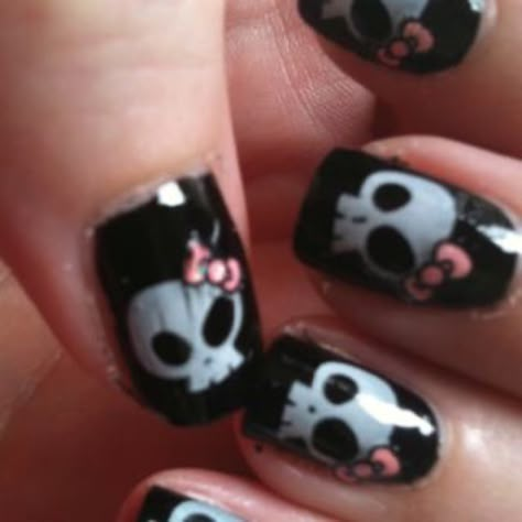 Scene Nails, Nails Goth, Nail Piercing, Skull Nails, Punk Nails, Gothic Nails, Goth Nails, Grunge Nails, Really Cute Nails