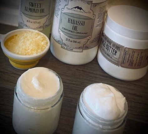 Massage Cream Diy, Massage Lotion Recipe, Homemade Massage Cream, Whipped Lotion Recipe, Lotion Candle Recipe, Coconut Oil Massage, Diy Massage Oil, Diy Massage, Juniper Berry Essential Oil