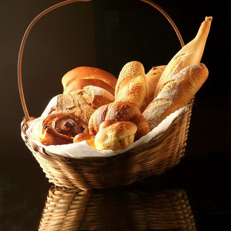 basket of bread Bread Basket Display, Basket Of Bread, Pastry Basket, Mini Croissant, Mini Croissants, Croissant Breakfast, French Recipes, Chocolate Croissant, Party Food Platters