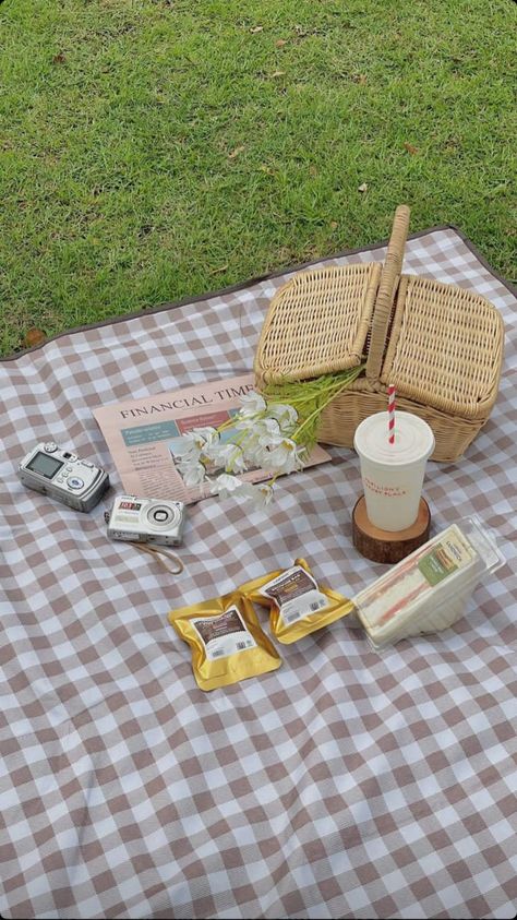 Korean Picnic, September Moodboard, Picnic Dates, Picnic Date Food, Picnic Pictures, Birthday Picnic, Picnic Inspiration, Picnic Ideas, Picnic Date