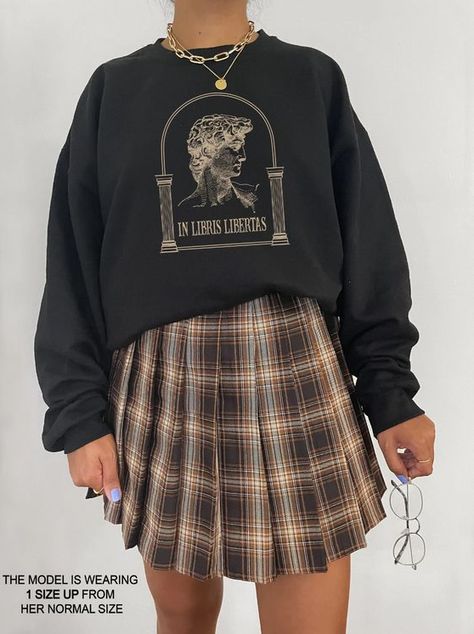 Dark Academia Fashion – Dark Academia Sweatshirt Light Academia Clothing Greek Statue - davidreed.co Light Academia Clothing, Line Art Shirt, Fine Line Art, Academia Clothing, Academia Aesthetic Outfit, Literary Shirts, Dark Academia Outfits, Dark Academia Clothes, Estilo Dark