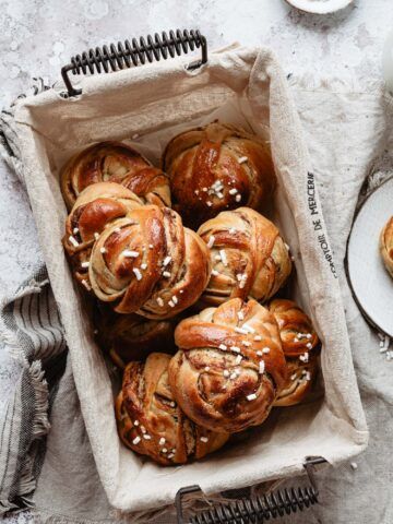 Buns Photography, Swedish Cardamom Buns Recipe, Cardamom Buns Recipe, Swedish Cardamom Buns, Kamut Flour, Cinnamon Bun Recipe, Cardamom Buns, Baking Buns, Food Photography Inspiration