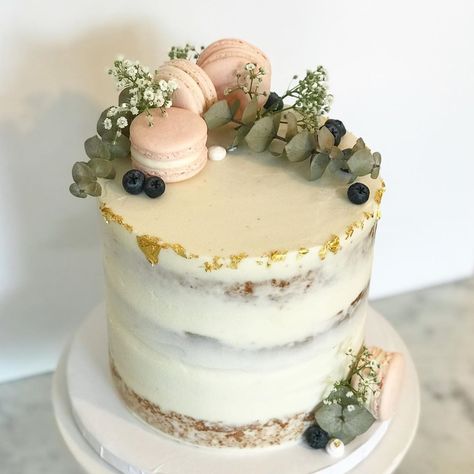 Cake Decoration With Macaron, Cake Decorations With Macarons, Wedding Cake Macaron Decoration, Naked Cake Decoration, Cake With Macarons On Top, Wedding Cake With Macarons, Minimalist Bday Cake, Naked Cake Birthday, Naked Birthday Cake