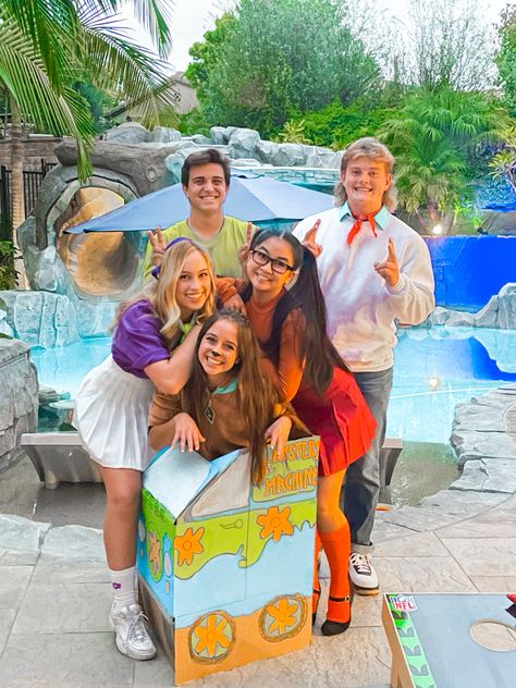 Mystery Gang Halloween Costume, Mystery Inc Costumes, Scooby Doo Halloween Costumes Group, Mystery Gang Costumes, Scooby Gang Halloween Costumes, Scooby Doo Gang Costumes, Scooby Doo Costumes Group, Large Group Halloween Costumes, Gang Costumes