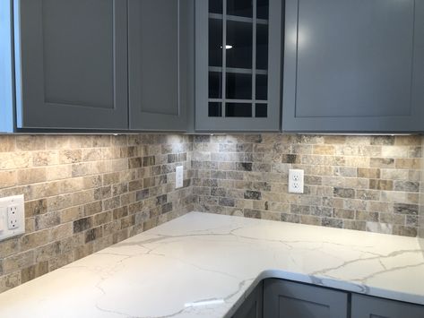 2x4 Silver Travertine Backsplash Stone Tile Backsplash Kitchen, Granite Backsplash Kitchen, Travertine Backsplash Kitchen, Kitchen Wall Tiles Backsplash, White Beveled Subway Tile, Rustic Kitchen Backsplash, Backsplash For White Cabinets, Natural Stone Backsplash, Stone Tile Backsplash