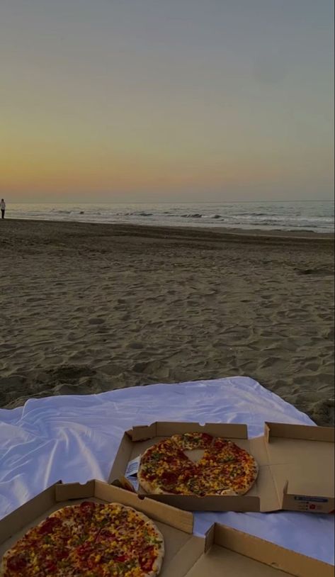 #pizza #beachparty Pizza On The Beach, Picnic Date Food, Javon Walton, Picnic Inspiration, Beautiful Scenery Pictures, Picnic Date, Pizza Night, Summer 22, Beach Reading