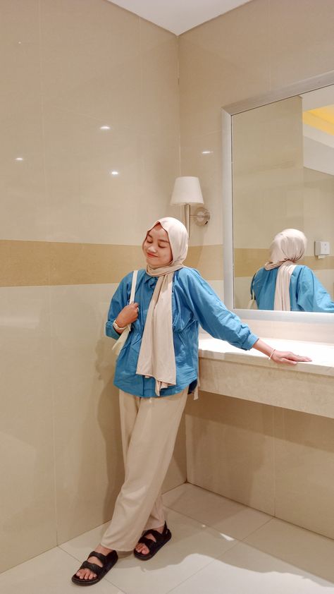 ootd hijab simple saat mau nonton bioskop Tutorial Hijab Modern, Outfit Hijab Ideas, Outfit Celana, Ootd Ngampus, Korean Style Hijab, Ootd Hijab Simple, Outfit Ngampus, Ootd Korean Style, Motivasi Diet