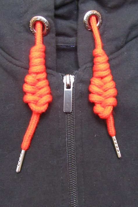 How to Tie Hoodie Strings. Easy decorative hoodie knots tutorial. Macrame Tutorials, Decorative Knots, String Crafts, Knots Diy, Knots Tutorial, Macrame Tutorial, Paracord, Hoodie Sweatshirt, Hair Wrap