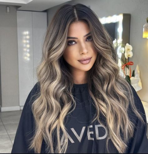 Black Roots Blonde Hair, Dark Roots Blonde Hair Balayage, Ideas Pelo, Underdye Hair, Dark Roots Hair, Ash Blonde Hair Balayage, Ashy Blonde Hair, Medium Brown Hair Color, Blonde Ombre Balayage