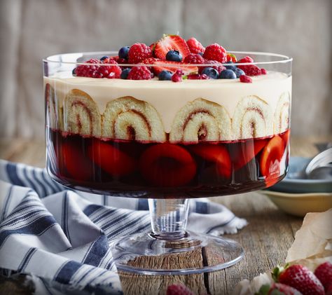 Christmas Trifle Recipes, Pudding Recept, Trifle Recipes Easy, Trifle Bowl Recipes, Trifle Dessert Recipes, Olive Magazine, Christmas Trifle, Wine Jelly, Trifle Desserts