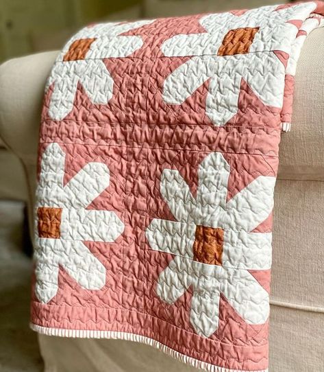 Allison • Peony Pedal Quilts | Alright. One more. I know I’ve been sharing this quilt like crazy! But I’ve been a little bit obsessed with it 🥰 I have kits available in … | Instagram Feminine Quilt Patterns, Girly Quilt Patterns, Pastel Quilts Ideas, Flower Baby Quilt, Daisy Quilt Pattern, Girly Quilt, Cottagecore Quilt, Easy Quilt Patterns For Beginners, Peach Quilt