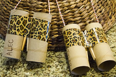 Binoculars out of toilet paper tubes for preschool or a safari-themed party. Safari Games For Kids, Preschool Zoo Theme, Safari Crafts, Preschool Jungle, Zoo Preschool, Zoo Crafts, Jungle Crafts, Jungle Thema, Jungle Theme Classroom