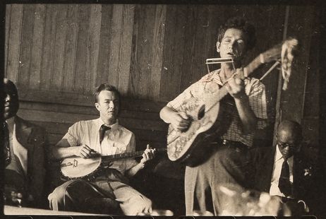 One of Woodie Guthrie's last shows. Guthrie plays his signature guitar with "This machine kills fascists" scrawled across the front. Pete Seeger accompanies on banjo; music journalist Dan Burley sits at left. Woody Guthrie, Banjo Music, Ben Shahn, Pete Seeger, Jazz Concert, Signature Guitar, Folk Song, Folk Music, Bob Dylan