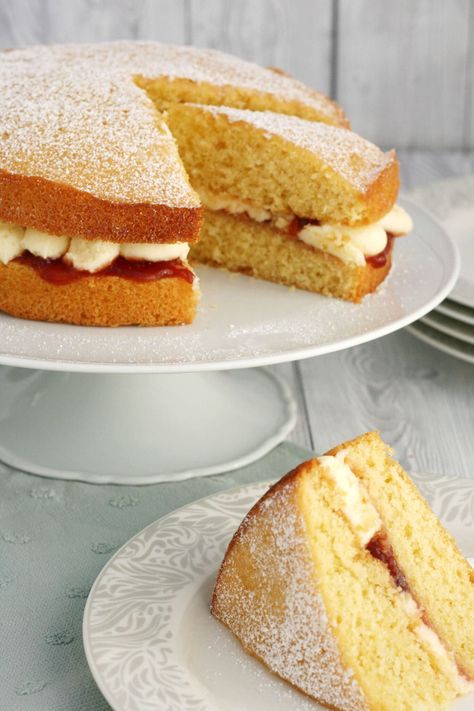 Mary Berry Victoria sponge recipe with buttercream - Cooking with my kids Victoria Sponge With Buttercream, Mary Berry Victoria Sponge Recipe, Easy Victoria Sponge Cake, Victorian Sponge Cake Recipe, Mary Berry Victoria Sponge, Victorian Sponge, Berry Cakes, Victoria Sponge Recipe, Lemon Muffin Recipes