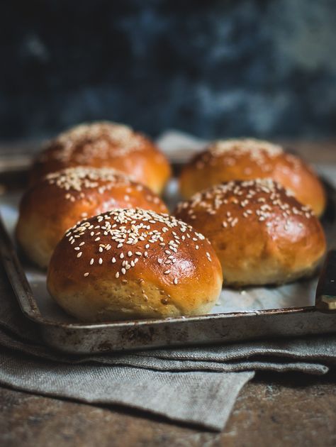 Buns Photography, Easy Bake Bread, Cinnamon Babka, Homemade Hamburger Buns, Homemade Hamburger, Baking Bread Recipes, Sesame Seed, Hamburger Buns, Bread Bun