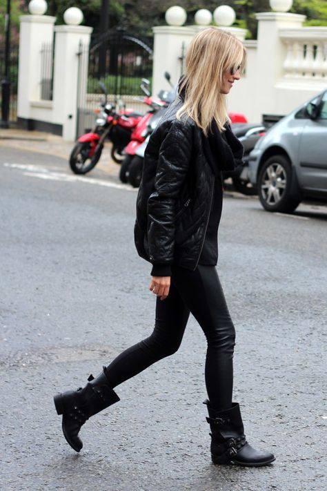 Biker boots and quilted bomber = perfect combination #SuccessfullyStyled Moto Boots Outfit, Biker Boots Outfit, Motorcycle Boots Outfit, Black Biker Boots, Fall Boots Outfit, Winter Boots Outfits, Famous Outfits, Boating Outfit, Biker Chic