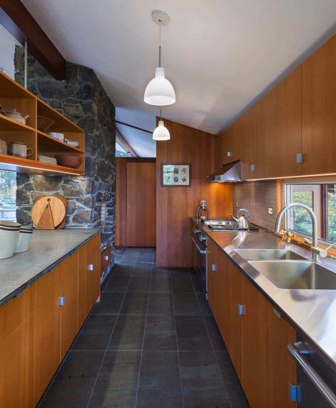 Mid-Century modern home in New England with a nature backdrop Mid Century Kitchen Decor, Modern Mid Century Kitchen, Mcm Kitchen, Decor Ikea, Mid Century Modern Kitchen, Country Signs, Mid Century Modern Interiors, Mid Century Lighting, Kitchen Decor Modern