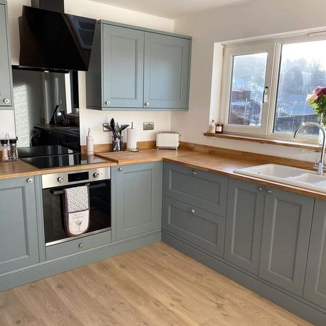 Wooden Worktop Kitchen Ideas, Shaker Kitchen Wooden Worktops, Blue Kitchen Wooden Worktop, Wood Laminate Countertops, Small Blue Kitchen, Wooden Worktop Kitchen, Blue Gray Kitchen Cabinets, Blue Shaker Kitchen, Grey Kitchen Colors