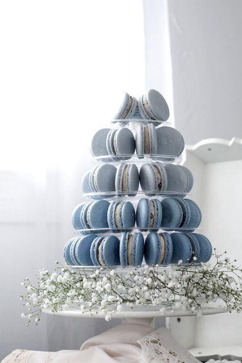 Macarons Tower, Gold Buttercream, Blue Macaroons, Blue Macarons, Macaroon Tower, Buttercream Cookies, Macaron Tower, Piping Techniques, Blue Desserts