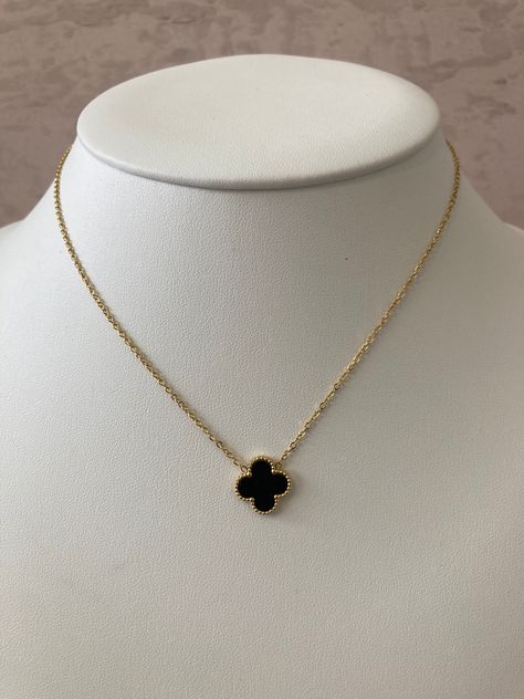 Cute Necklaces To Make, Simple Jewelry Necklace, Victoria's Secret Perfume, Jewelry Necklace Simple, Black Jewellery, Black Pendant Necklace, Cute Necklaces, Pendant Necklace Simple, Clover Pendant