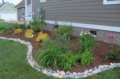 20 Rock Garden Ideas That Will Put Your Backyard On The Map Cottage Patio, Flower Bed Borders, Flower Bed Edging, Cheap Landscaping Ideas, Gravel Landscaping, Landscape Edging, Rock Garden Landscaping, Landscaping Tips, Garden Edging