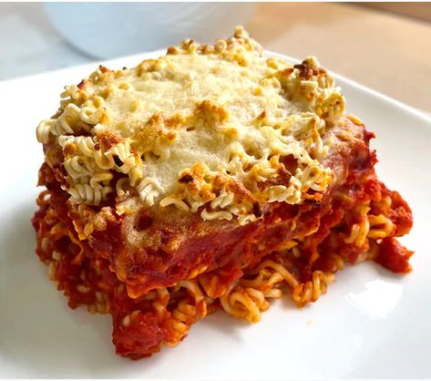 Ramen Lasagna, Ramen Noodle Recipes Easy, Ramen Recipes Easy, Noodle Casserole Recipes, Trendy Tiktok, Tiktok Recipes, Recipes From Around The World, Ramen Noodle Recipes, Instant Ramen