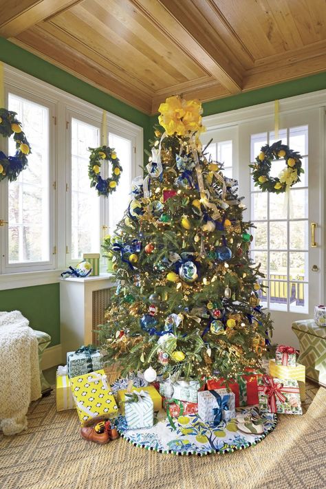 46 Christmas Tree Decoration Ideas For a Gorgeous Holiday Green Sunroom, Plum Walls, Colorful Lights, Christmas Tree Garland, Saint Nicolas, Tree Garland, Christmas Living Rooms, Christmas Mantels, Colorful Table