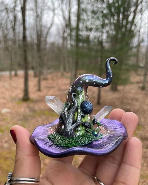 Clay Crystal Holder, Polymer Clay Halloween, Mushroom Crafts, Crystal Holder, Clay Stuff, Witchy Crafts, Polymer Clay Diy, Clay Art Projects, Art Clay