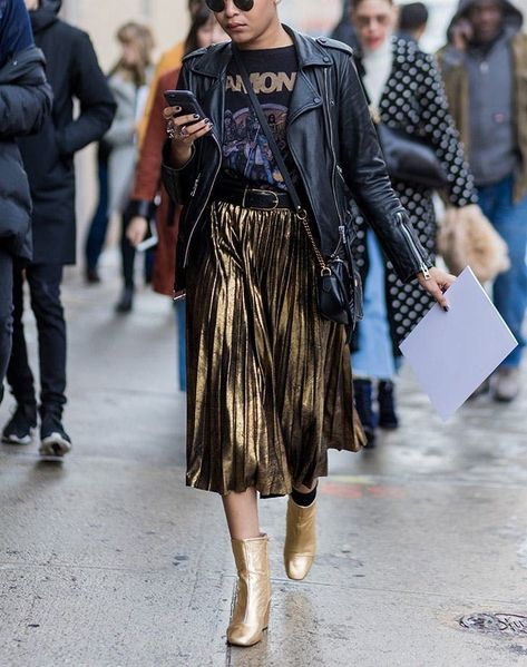 What to wear with a metallic skirt: 10 ways to look chic. - Estherlabella Gold Pleated Skirt, Rok Outfit, Pleated Skirt Outfit, Metallic Pleated Skirt, Hebrew Israelite, Spring Outfit Ideas, Metal Clothing, Metallic Skirt, Outfits 2017