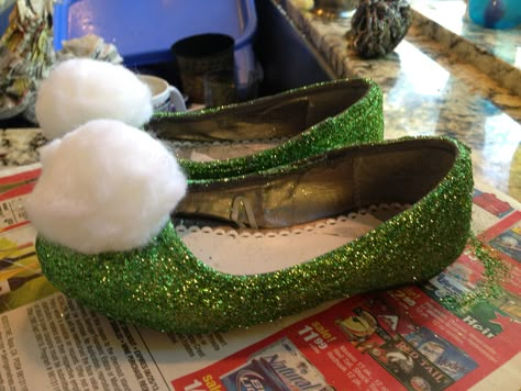 DIY tinker bell shoes for costume. All you need is an old pair of shoes, mod podge, green glitter, Pom poms, and a hot glue gun. Tinker Bell Shoes, Fantasia Tinker Bell, Bell Shoes, Frozen Costume Adult, Tinkerbell Costume, Mickey Mouse Costume, Tinker Bell Costume, Crochet Costumes, Carnaval Costume