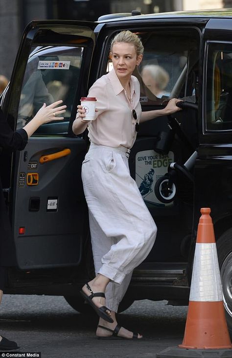 Carrey Mulligan Style, Carey Mulligan 2023, Carey Mulligan Style, Carrey Mulligan, Simple Style Outfits Minimal Classic, Simple Fashion Outfits, Carey Mulligan, Kensington London, Famous Girls