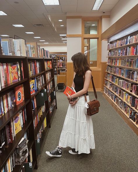 Rory Gilmore, Girl Reading, Book Girl, Date Outfits, Mode Vintage, Book Aesthetic, Look Cool, Photo Dump, Fitness Inspo