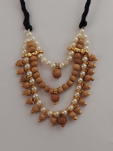 Thakorji Mala, God Jewellery, Moti Necklace, Mala Design, Diy Necklace Patterns, Flower Jewelry Designs, Jewelry Making Patterns, Bead Matted, Laddu Gopal Dresses