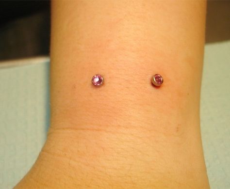 Arm dermals💋 Teardrop Piercing, Snake Bites Piercing, Wrist Piercing, Cheek Piercing, Piercing Snake, Lip Piercing Labret, Piercing Lip, Piercing Labret, Piercing Septum