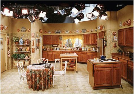 7 Of Our Favorite TV Show Kitchens - Kitchen Cabinet Kings | The Golden Girls TV kitchen is all about two things: charm and versatility. Golden Girls House, White Fridges, Kitchen Cabinet Kings, 80s Interior, Free Kitchen Design, The Golden Girls, Green Cabinets, Low Cabinet, New York Apartment