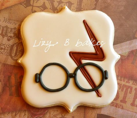 Lizy B: The One With The Scar....More Harry Potter Cookies Harry Potter Cookie, Cookie Themes, Harry Potter Cookies, Gateau Harry Potter, Harry Potter Food, Festa Harry Potter, Anniversaire Harry Potter, Harry Potter Birthday Party, Harry Potter Cake