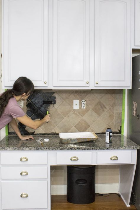 DIY painted stone backsplash - Love Your Abode Paint your stone backsplash with these easy tips! Black Backsplash Granite Countertops, Painted Patio Stones, White Cabinets With Dark Backsplash, Whitewash Travertine Backsplash, Tile Backsplash Makeover, Painted Stone Backsplash, Painted Backsplash Ideas, Painting Tile Backsplash, Travertine Backsplash Kitchen