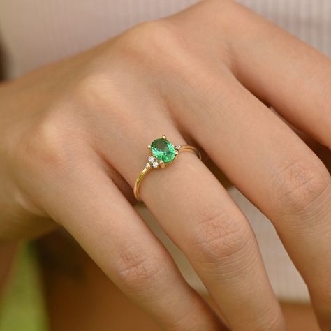 Emerald Engagement Ring Oval, Oval Emerald Ring, Vintage Emerald Engagement Ring, Gemstone Solitaire Ring, Engagement Ring Oval, Ring Simple, Emerald Engagement, Engagement Rings Oval, Ring Oval