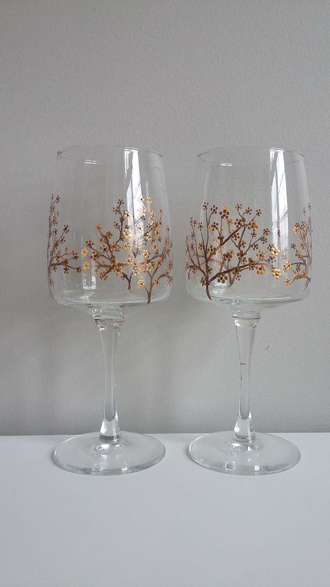 Hand Painted Wine Glasses Diy, Wine And Paint Night, Diy Wine Glasses Painted, Paint And Drink, Painted Glass Vases, Wine Glass Designs, Glass Bottle Diy, Hand Painted Glassware, Diy Wine Glasses