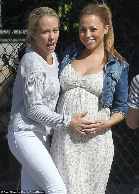 Kendra Wilkinson and her bff Jessica Hall havings a girls day. Hank Baskett, Jessica Hall, Kendra Wilkinson, Girls Day, Jean Jeggings, Reality Tv Shows, Girl Day, Baby Bump, Best Friends Forever