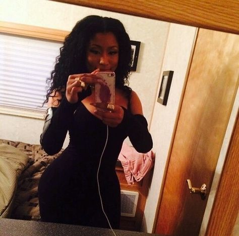 Nicki minaj selfie Nicki Minaj Makeup, Nicki Minaj Barbie, Nikki Minaj, Nicki Minaj Photos, Nicki Minaj Pictures, Bad Barbie, Trailer Life, Female Rappers, Girl Swag