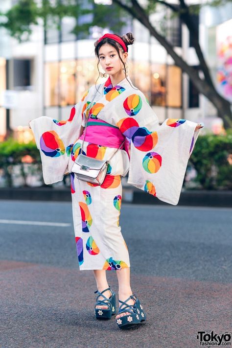 Vintage Yukata & Floral Sandals Worn by Japanese Actress in Harajuku, Tokyo Japan Summer Outfit, Mode Harajuku, Japanese Life, Harajuku Japan, Harajuku Tokyo, Modern Kimono, Tokyo Fashion Week, Japanese Actress, Harajuku Fashion Street