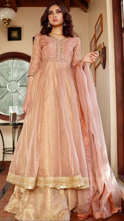 Simple Outfit For Wedding Guest, Wedding Guest Outfit Indian Lehenga, Dupatta Designs Ideas With Lace, Simple Nikkah Outfit, Modest Lehenga, Simple Pakistani Dresses Party Wear, Mehndi Dresses Pakistani, Frock Organza, Party Wear Gowns