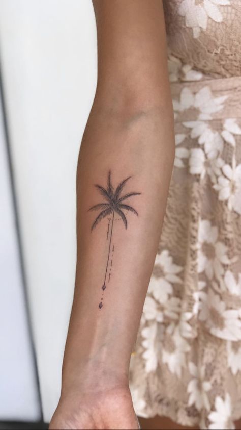 Forearm Palm Tree Tattoo, Palm Tattoos For Women, Tropical Tattoos For Women, Strand Tattoo, Coastal Tattoos, Palm Tattoo, Beachy Tattoos, Tattoo World, Palm Tattoos